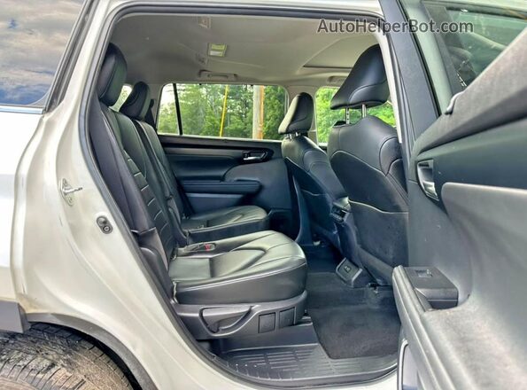 5TDGZRBH5MS542760 2021 TOYOTA HIGHLANDER White Dashboard view