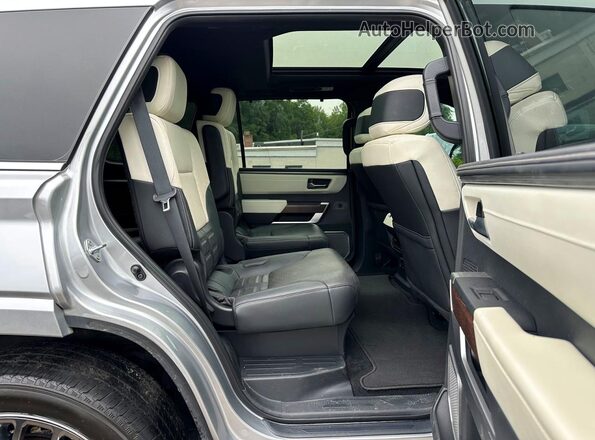 7SVAAABA4RX030349 2024 TOYOTA SEQUOIA Silver Вид салону спереду