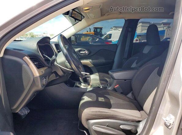1C4PJLCB2JD540051 2018 JEEP CHEROKEE Silver Vista del salpicadero