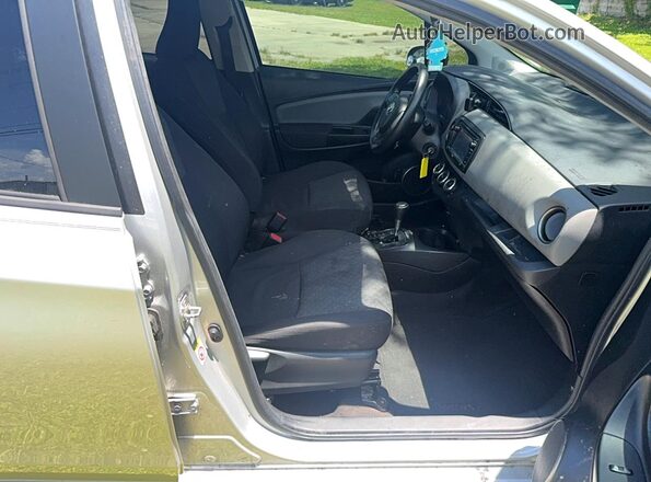 VNKKTUD35GA071024 2016 TOYOTA YARIS Серебряный Вид сзади