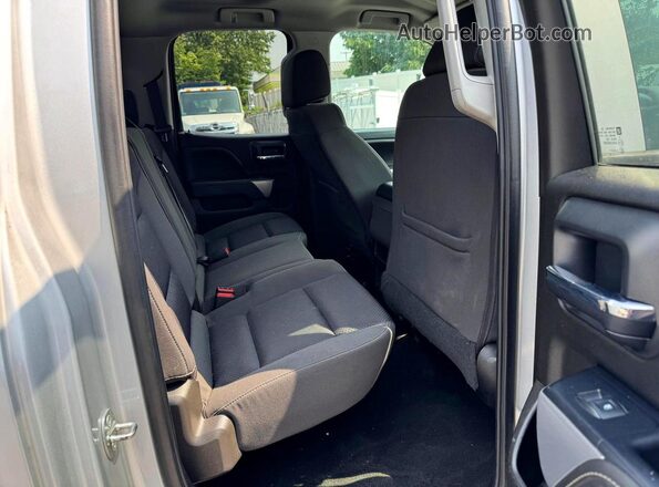 1GCVKREC3JZ373599 2018 CHEVROLET SILVERADO Серебряный Вид задней части салона