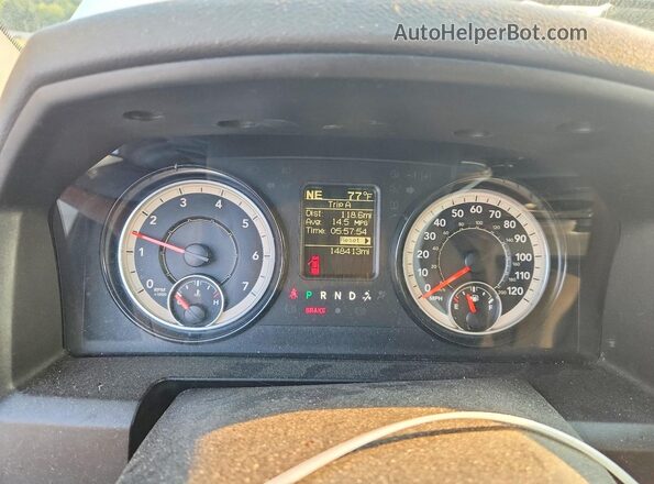1C6RR7FT8KS677125 2019 RAM 1500 White Widok tylnych siedzeń