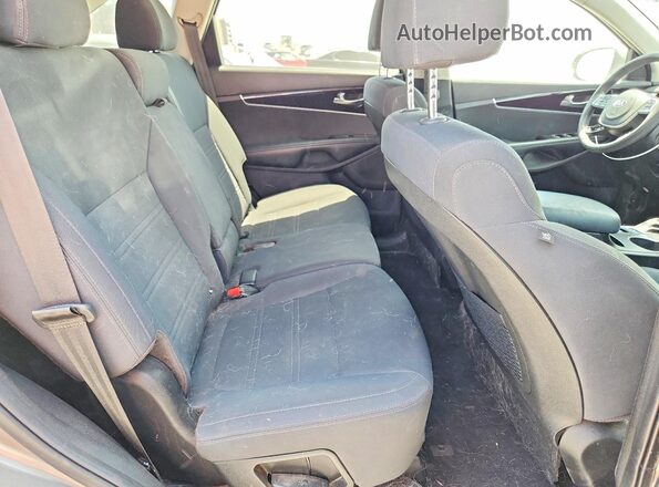 5XYPG4A5XKG483053 2019 KIA SORENTO Silver Vista interior trasera