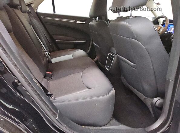 2C3CCARG0NH205531 2022 CHRYSLER 300 Black უკანა სალონის ხედი