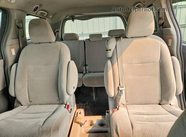 5TDKZ3DC4KS999713 2019 TOYOTA SIENNA Black Вид задньої частини салону