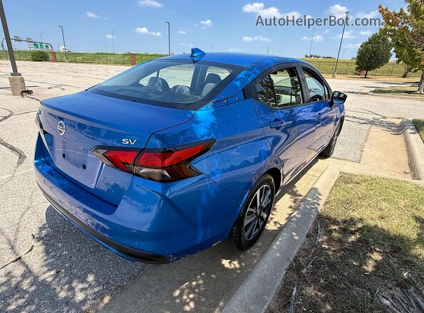 3N1CN8EV4ML886692 2021 NISSAN VERSA Blue Widok z przodu