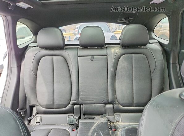 WBXHU7C31J5H42519 2018 BMW X1 White Vista interior trasera