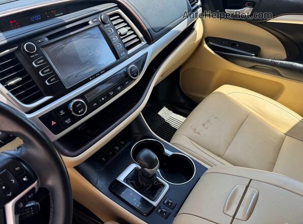 5TDJZRFH0HS457900 2017 TOYOTA HIGHLANDER Зеленый Вид задней части салона