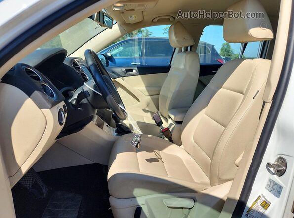 WVGBV7AXXHW510908 2017 VOLKSWAGEN TIGUAN Белый Вид панели приборов