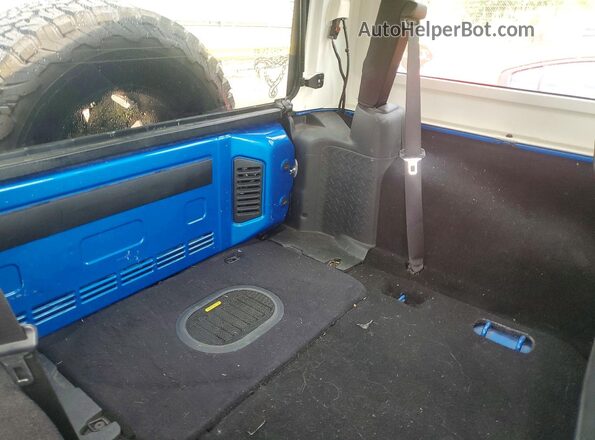 1C4BJWCG3GL218864 2016 JEEP WRANGLER Blue Rear interior view