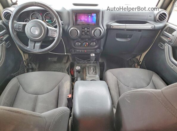 1C4BJWDG0JL894758 2018 JEEP WRANGLER Бежевый Вид панели приборов