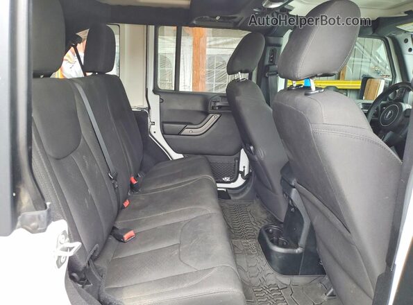 1C4BJWDG1HL663295 2017 JEEP WRANGLER White Widok tylnych siedzeń