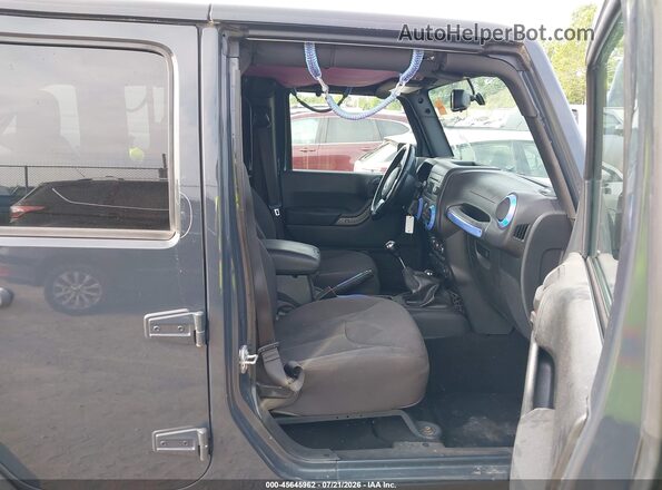 1C4BJWDG2HL524566 2017 JEEP WRANGLER UNLIMITED Blue Front interior view