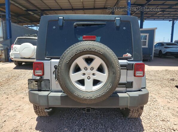 1C4BJWDG2HL702833 2017 JEEP WRANGLER Silver Widok z tyłu