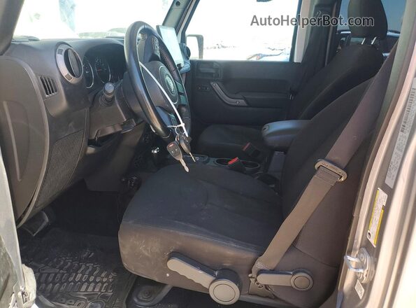 1C4BJWDG2HL702833 2017 JEEP WRANGLER Silver Widok wnętrza z przodu