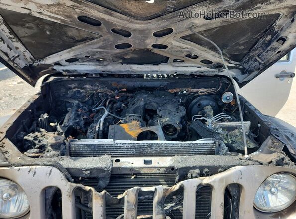 1C4BJWDG4HL580833 2017 JEEP WRANGLER Silver Вид задньої частини салону