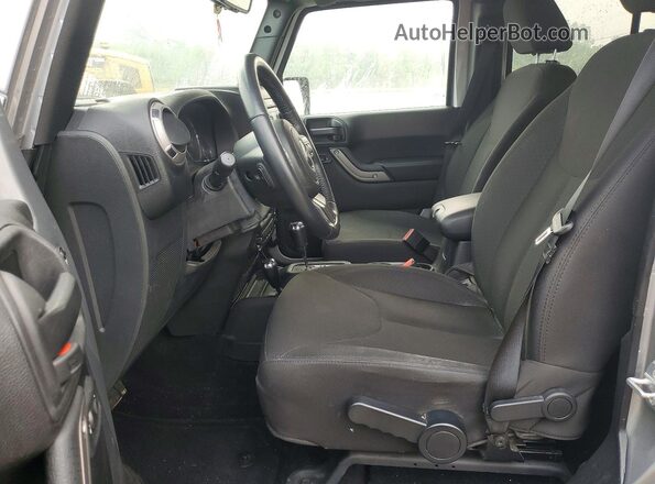1C4BJWDG6GL105991 2016 JEEP WRANGLER Silver Front interior view