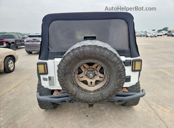 1C4BJWDG7GL270156 2016 JEEP WRANGLER White Widok z tyłu