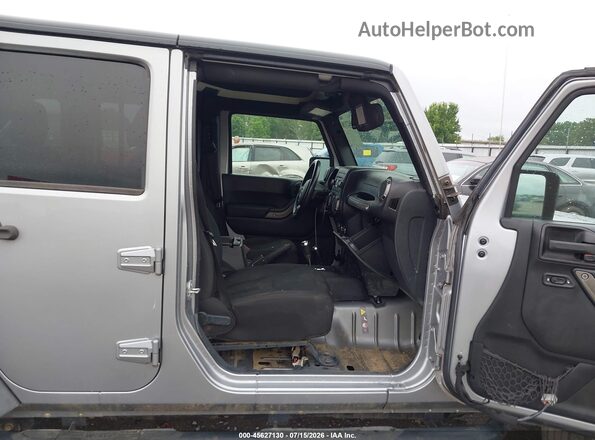 1C4BJWDG8GL161172 2016 JEEP WRANGLER UNLIMITED Silver Front interior view