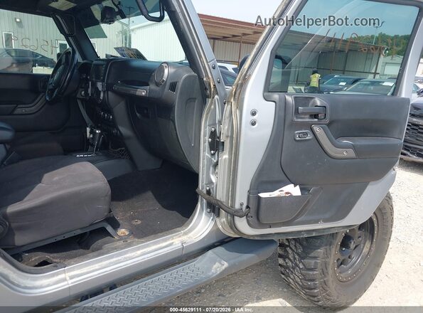 1C4BJWDGXGL155440 2016 JEEP WRANGLER UNLIMITED Silver Front interior view
