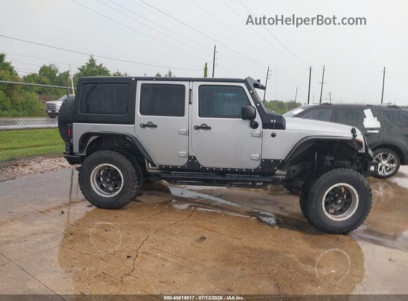 1C4BJWDGXHL593070 2017 JEEP WRANGLER UNLIMITED Silver Vista interior trasera