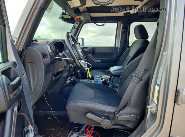 1C4BJWDGXHL643370 2017 JEEP WRANGLER Silver Widok wnętrza z przodu