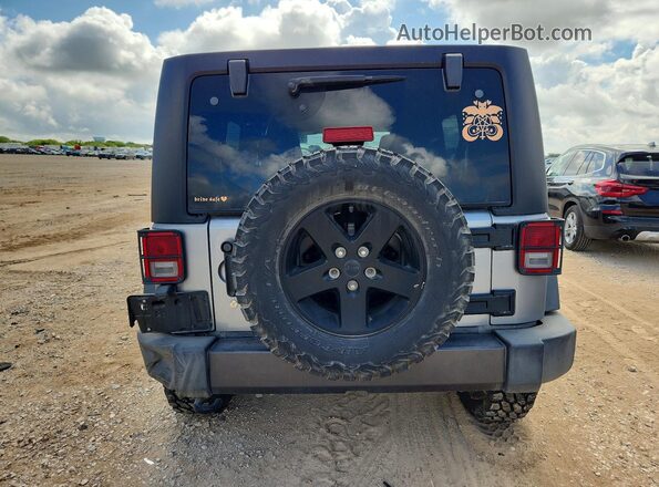 1C4BJWDGXHL643370 2017 JEEP WRANGLER Silver Widok z tyłu