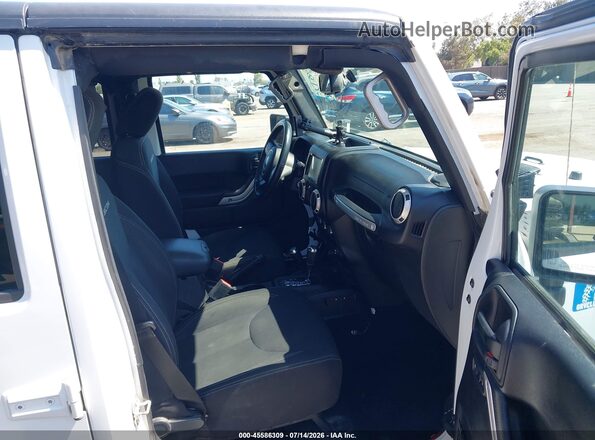 1C4BJWFG2GL230323 2016 JEEP WRANGLER UNLIMITED White Front interior view