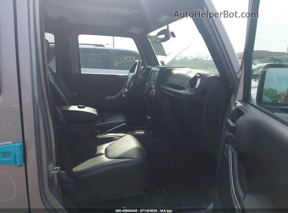 1C4BJWFG9JL901333 2018 JEEP WRANGLER Серый Вид салона спереди