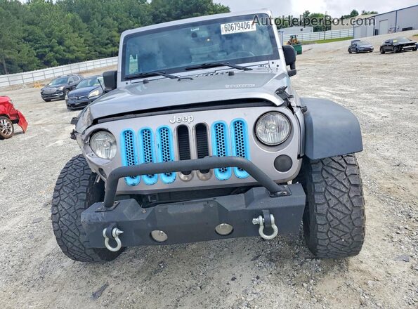 1C4HJWDG8HL601838 2017 JEEP WRANGLER Серебряный Вид спереди