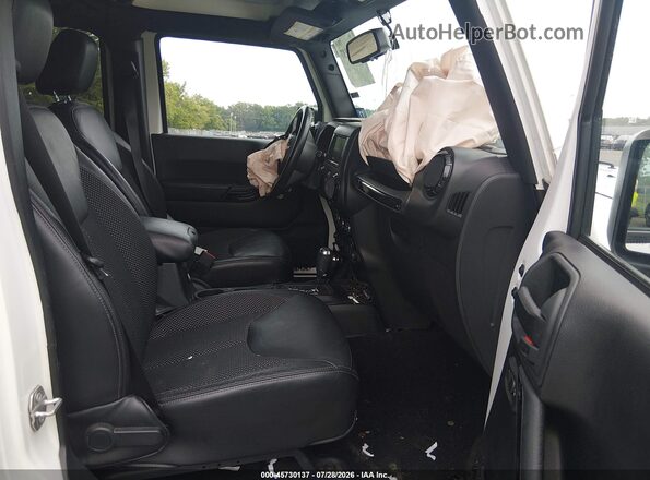 1C4HJWEG2GL251670 2016 JEEP WRANGLER UNLIMITED White Front interior view