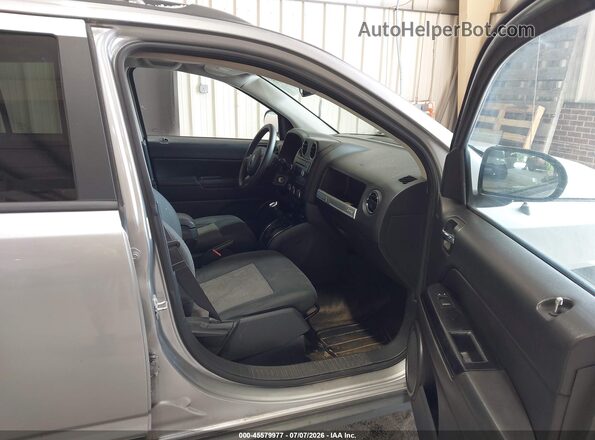 1C4NJCBA0HD123859 2017 JEEP COMPASS Серебряный Вид салона спереди