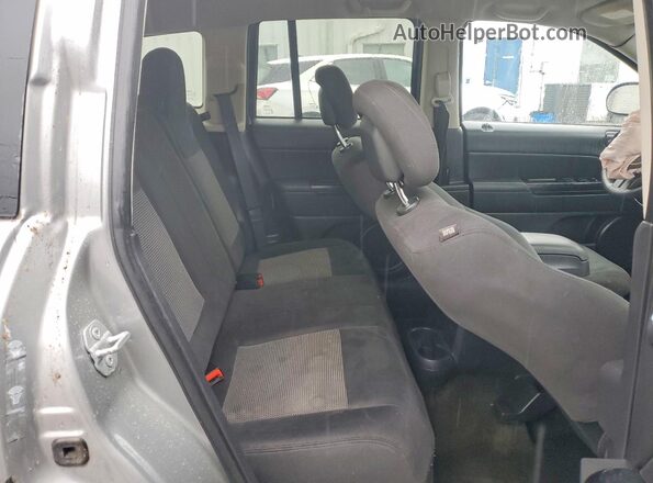 1C4NJCBA3GD628454 2016 JEEP COMPASS Серебряный Вид задней части салона