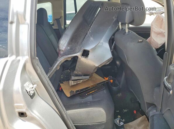 1C4NJCBA4GD512762 2016 JEEP COMPASS Silver Вид задньої частини салону