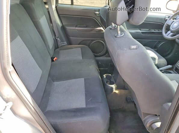 1C4NJCBA4HD123282 2017 JEEP COMPASS Silver Widok wnętrza z tyłu
