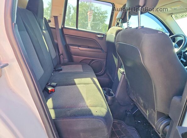 1C4NJCBA6HD123137 2017 JEEP COMPASS White Widok wnętrza z tyłu