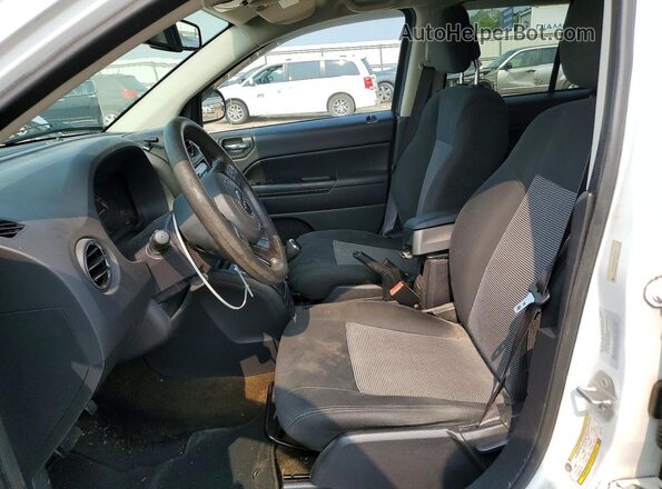 1C4NJCBA8GD611746 2016 JEEP COMPASS Белый Вид салона спереди