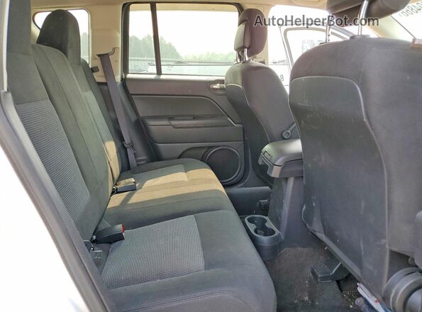 1C4NJCBA8GD611746 2016 JEEP COMPASS Белый Вид задней части салона