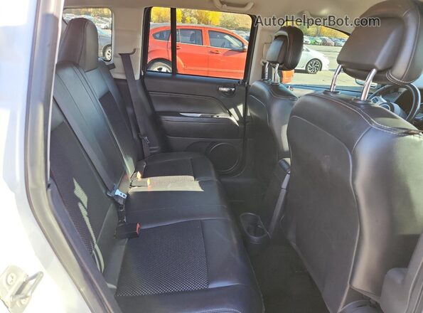1C4NJCEA4GD619788 2016 JEEP COMPASS White Widok wnętrza z tyłu