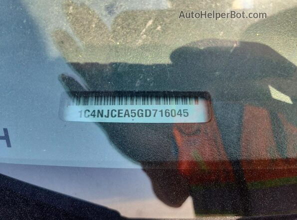 1C4NJCEA5GD716045 2016 JEEP COMPASS Silver Engine compartment view