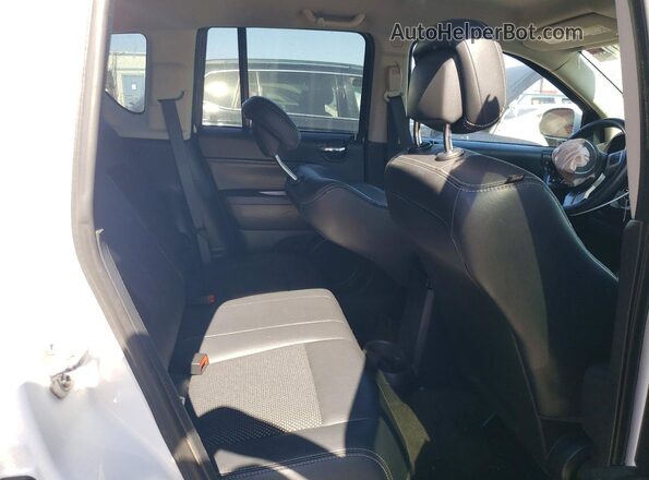 1C4NJCEB7GD754479 2016 JEEP COMPASS White Rear seats view