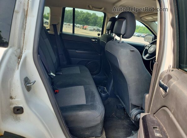 1C4NJDBB0GD626966 2016 JEEP COMPASS White Widok wnętrza z tyłu