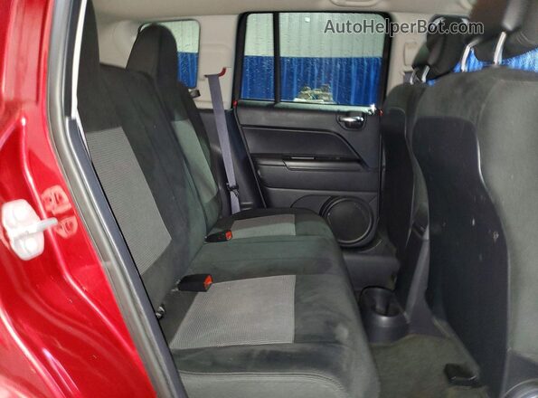 1C4NJDBB0HD154737 2017 JEEP COMPASS Maroon Вид задньої частини салону