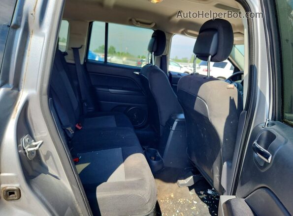 1C4NJDBB2GD556984 2016 JEEP COMPASS Silver Widok tylnych siedzeń