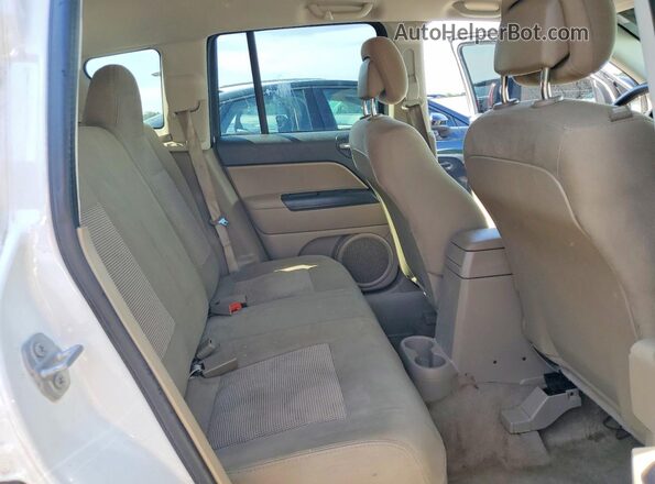 1C4NJDBB4GD670937 2016 JEEP COMPASS White Widok tylnych siedzeń