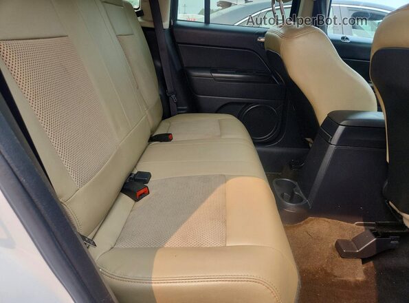 1C4NJDBB5HD112130 2017 JEEP COMPASS White Вид задньої частини салону