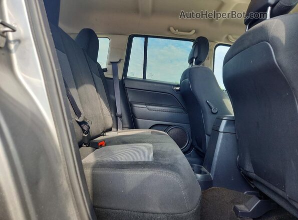 1C4NJDBB6GD626518 2016 JEEP COMPASS Silver Vista interior trasera