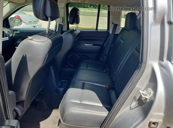 1C4NJDEB1GD597618 2016 JEEP COMPASS Silver უკანა სალონის ხედი