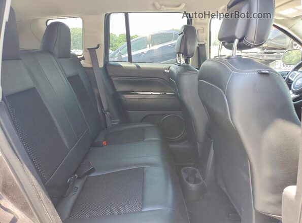 1C4NJDEB1GD631184 2016 JEEP COMPASS Gray Widok wnętrza z tyłu