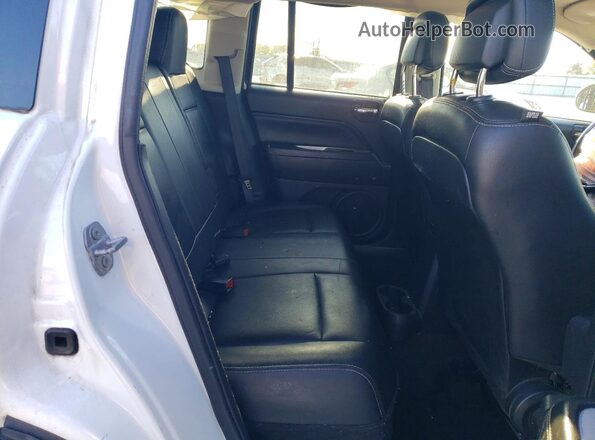1C4NJDEB1GD747078 2016 JEEP COMPASS Белый Вид задней части салона